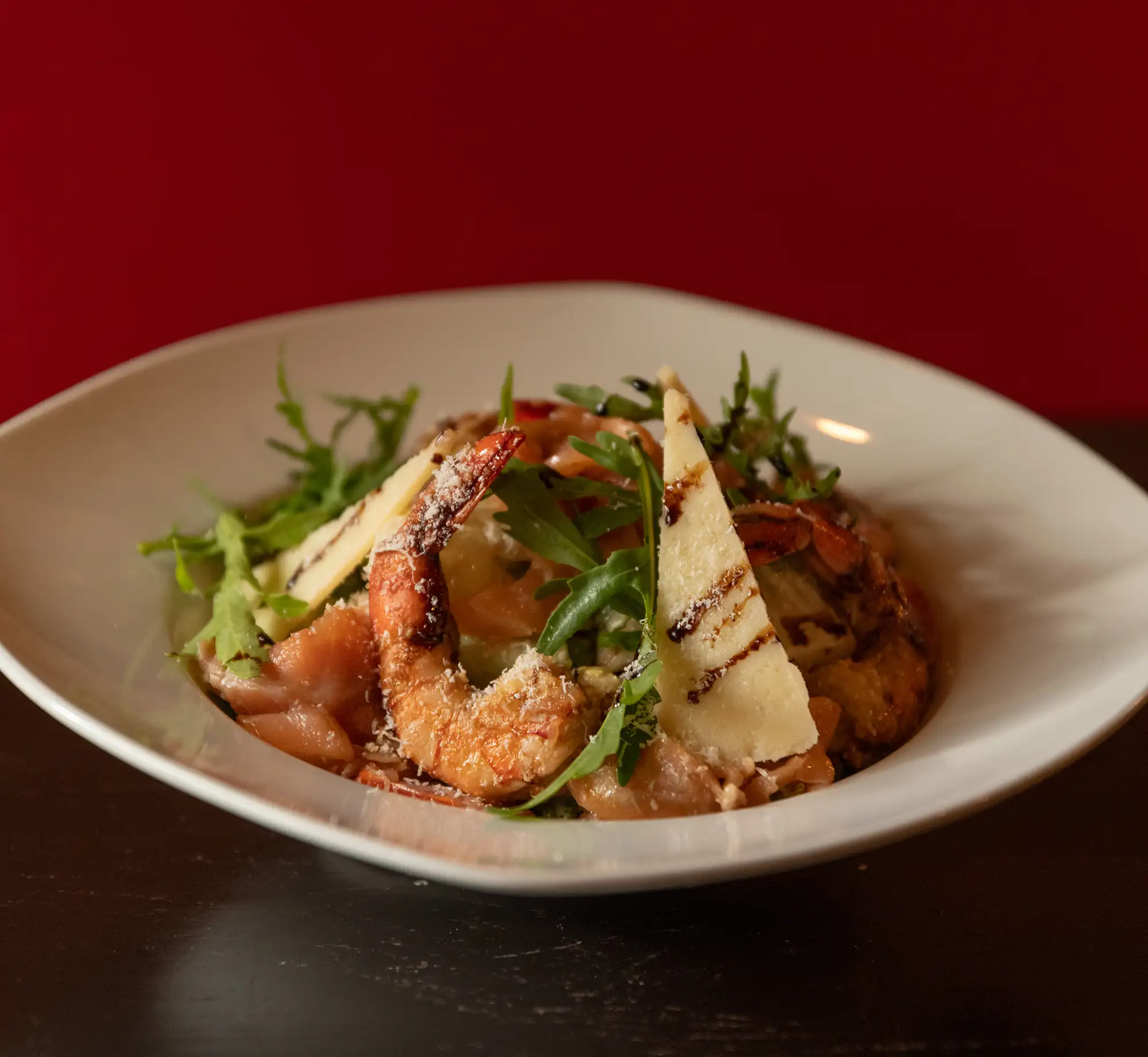 Salade César aux gambas et saumon